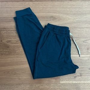 Vuori performance joggers size small
